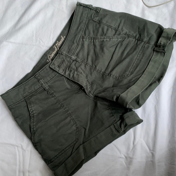 Universal Threads cuffed shorts - Picture 3 of 3